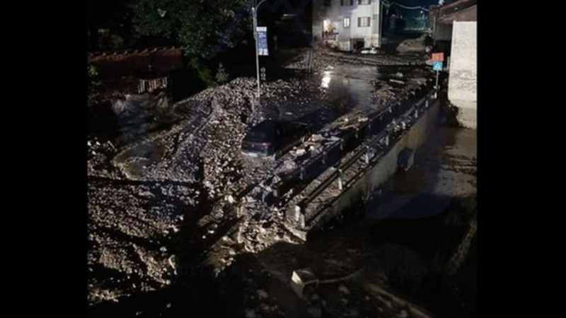Felaketin eşiğinden dönüldü, tonlarcası gece saatlerinde dağdan kopup geldi