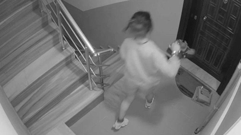 Apartmandan ayakkabı hırsızlığı; terliklerini bırakıp ayakkabıları giydi