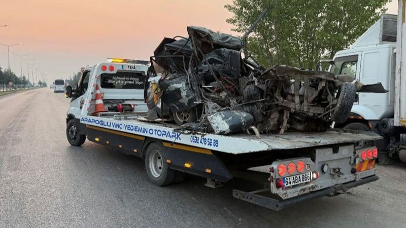 Otomobil park halindeki kamyona çarptı: 1 ölü
