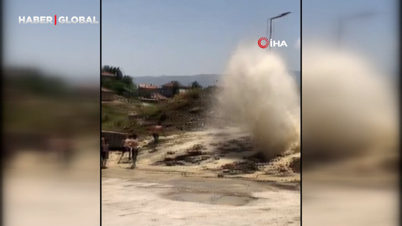 Yüksekova'da patlayan su hattı çocukların serinleme durağı oldu