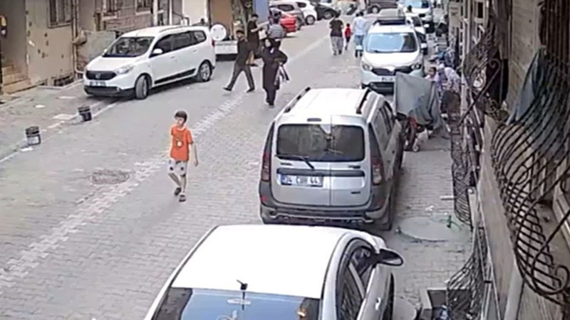 Yolda yürüyen kadın hırsızın hedefi oldu