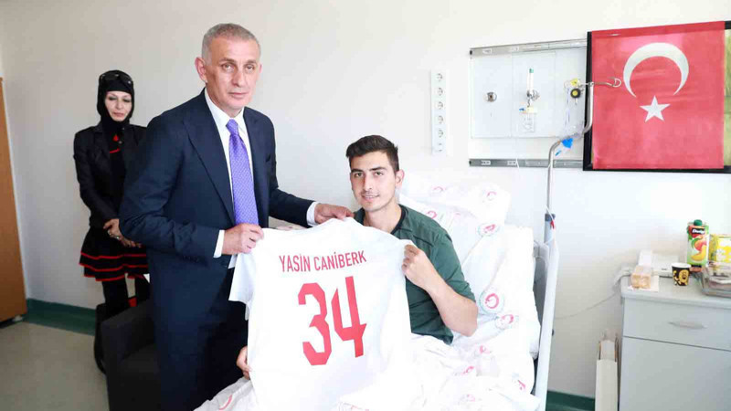 TFF Başkanı Hacıosmanoğlu, hastanede tedavi gören askerleri ziyaret etti