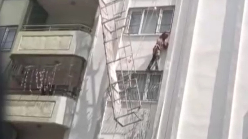 İskelenin halatı koptu, işçi ölümden döndü!