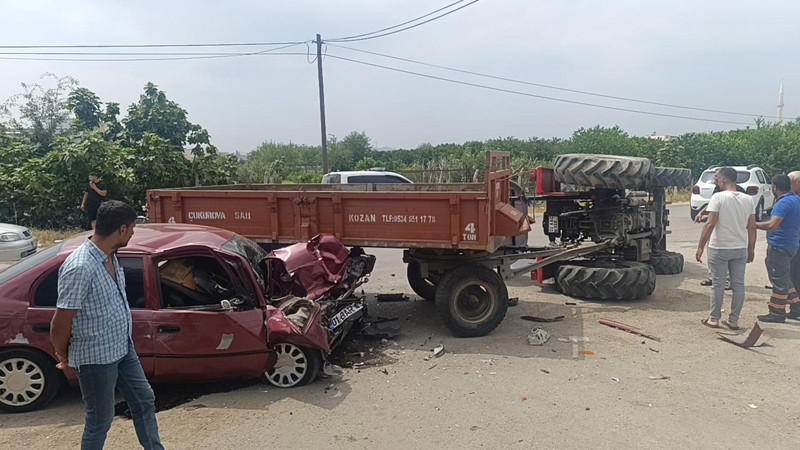 Otomobille çarpışan traktör devrildi: 2 yaralı