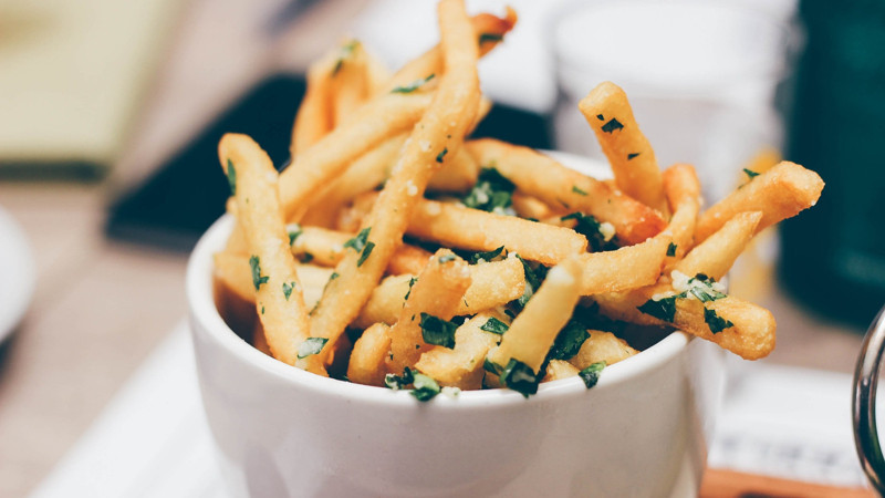 Dışı cips gibi çıtırdıyor, içi pamuk gibi yumuşak kalıyor! 40 yıllık şefin patates kızartması sırrı