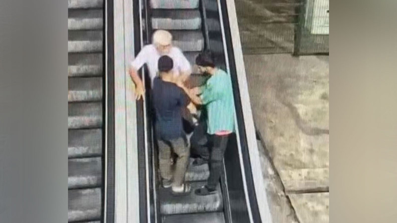 Biri 17 yaşında olan 2 erkek, boğazını sıktıkları yaşlı adamı gasp etti