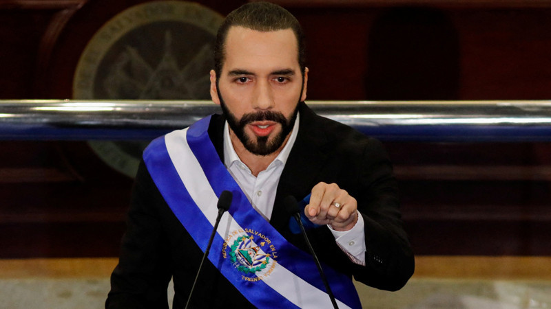 El Salvador'da devlet başkanına sınırsız adaylık yolu açıldı