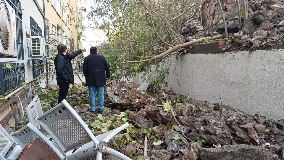Kocaeli'de istinat duvarı çöktü: 23 daire ile 6 iş yeri tahliye edilecek