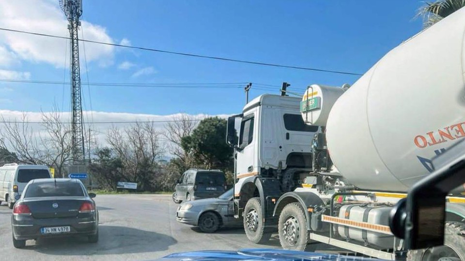 Beton mikseri ile otomobil çarpıştı