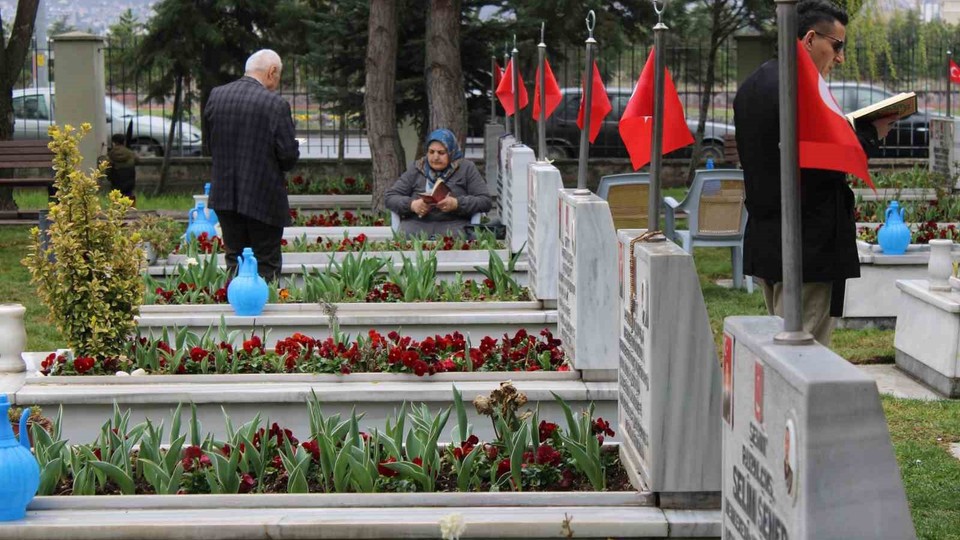 Şehit evlatlarıyla bayramlaştılar