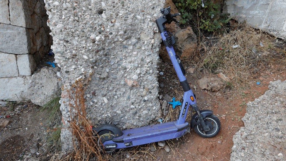 Antalya'da akılalmaz olay! Varyanttan üzerine skuter düşen çocuk yaralandı