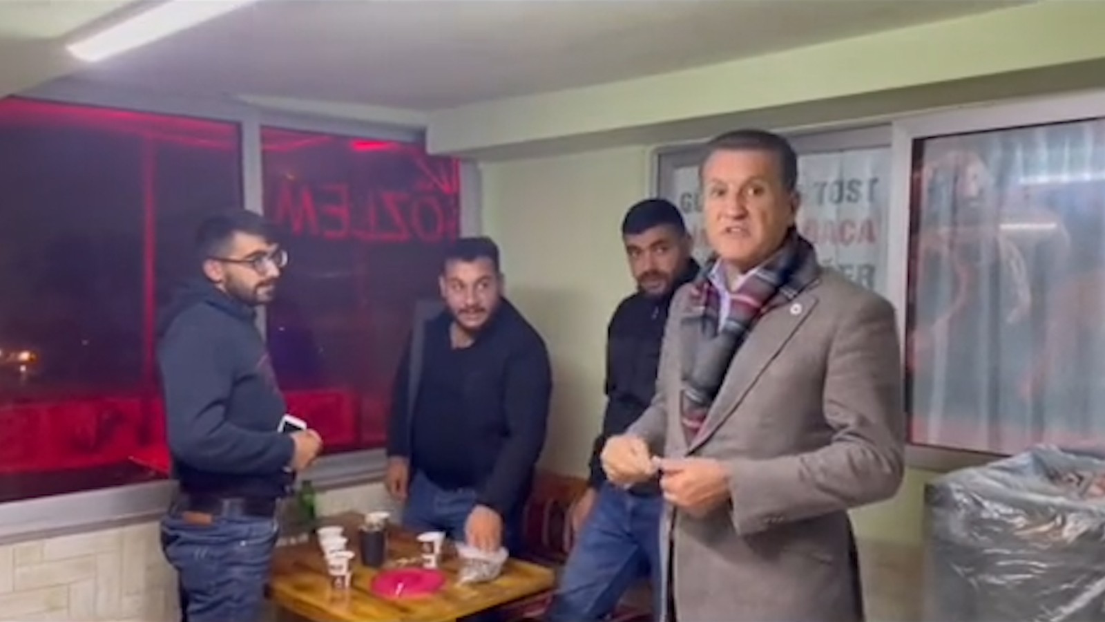 sarigul kendisini tanimayan genclerle paylasim yapti O0eV