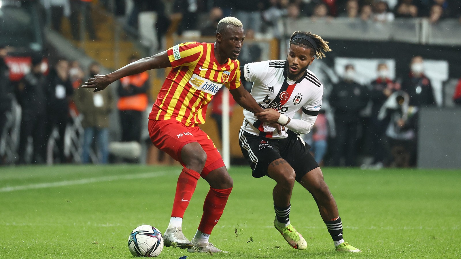 Beşiktaş-Kayserispor maçından bir ikili mücadele