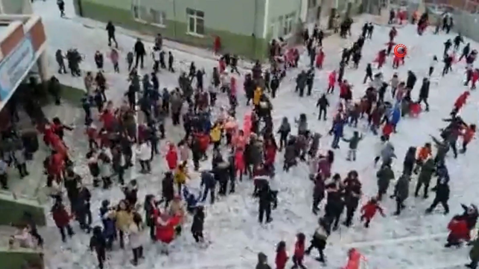 İlkokul öğrencilerinin Erik Dalı ile karın tadını çıkardığı anlar kamerada 1 ilkokul ogrencilerinin erik dali ile karin tadini cikardigi anlar kamerada O0Zc