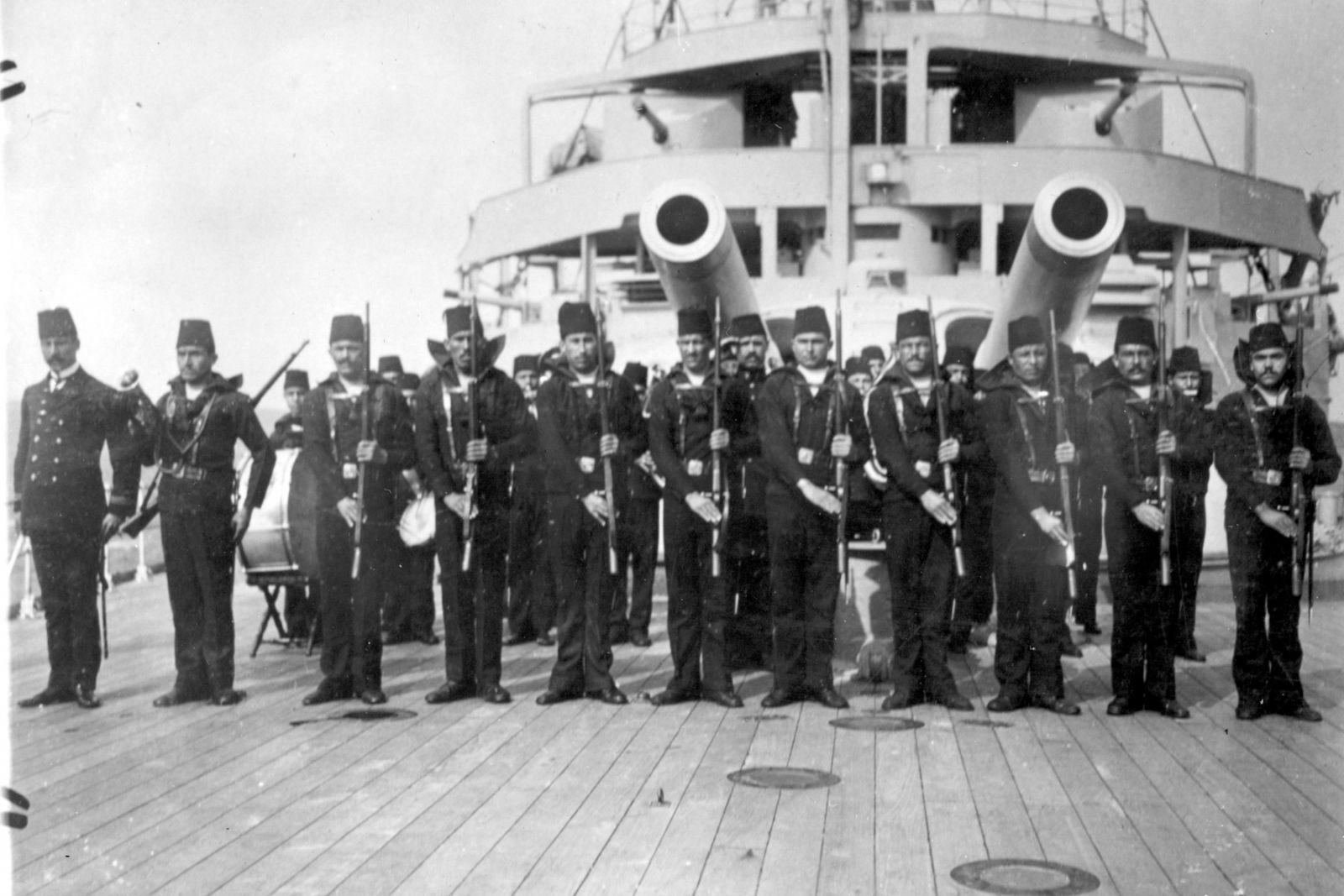 Çanakkale Zaferi'nin 107. yıl dönümünde tarihi fotoğraflar savaş ruhunu yansıtıyor 16 Çanakkale Zaferi'nin 107. yıl dönümü! Tarihi fotoğraflar - Resim: 17