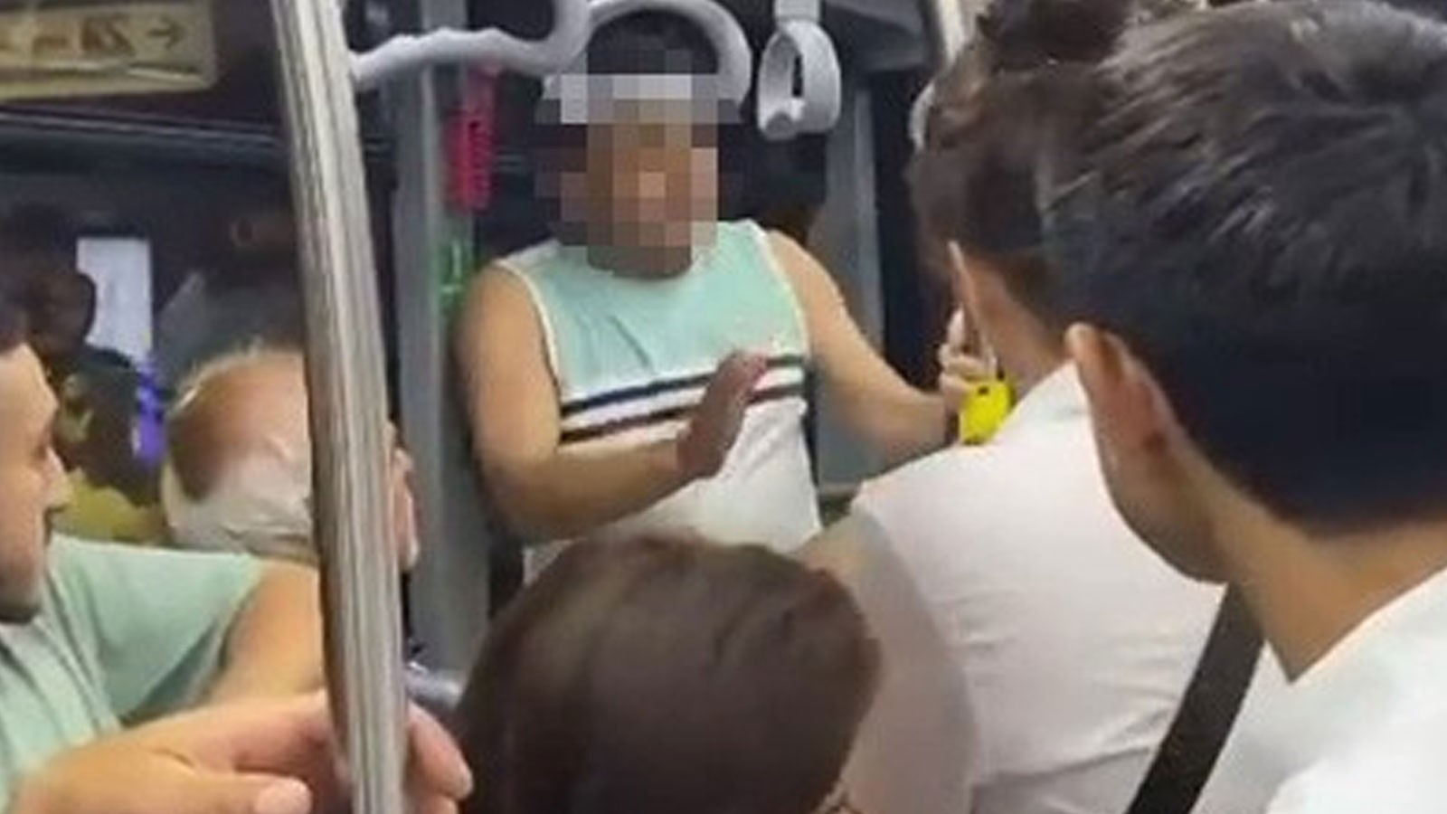Beylikdüzü-Avcılar istikametinde ilerleyen metrobüste iğrenç olay! Genç kadının fotoğrafını çekip.... 1 Beylikdüzü-Avcılar istikametinde ilerleyen metrobüste iğrenç olay! Genç kadının fotoğrafını çekip….