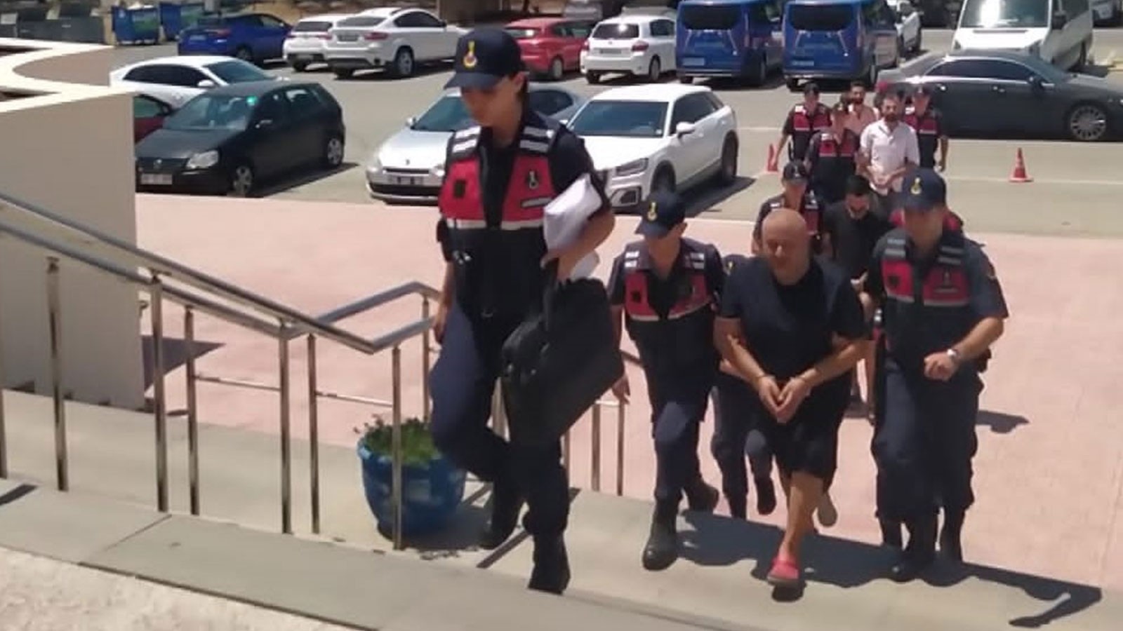Silah zoruyla kaçırdıkları Suriyeliyi darbedip gasbettiler! 5 şüpheli tutuklandı