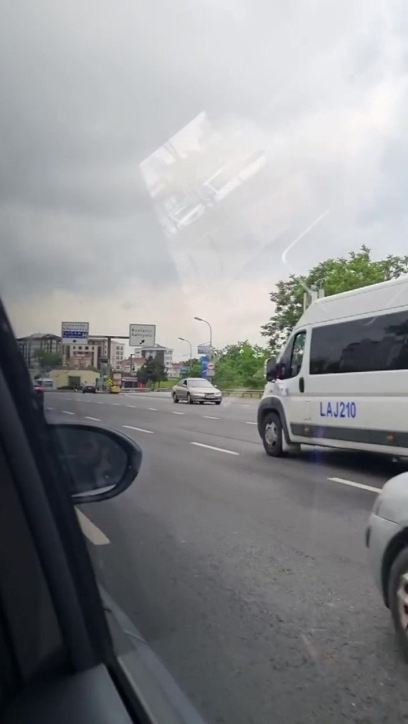 İstanbul trafiğinde şaşkına çeviren manzara - Resim : 1