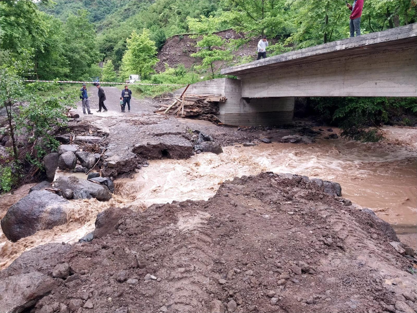 Şiddetli yağış sele neden oldu! 5 mahalleye giden yol kapandı - Resim: 1