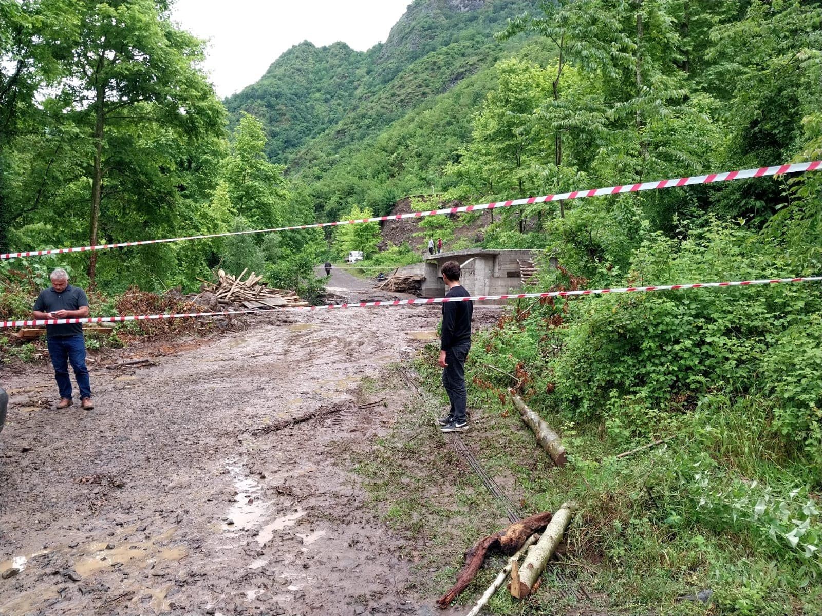 Şiddetli yağış sele neden oldu! 5 mahalleye giden yol kapandı - Resim: 3