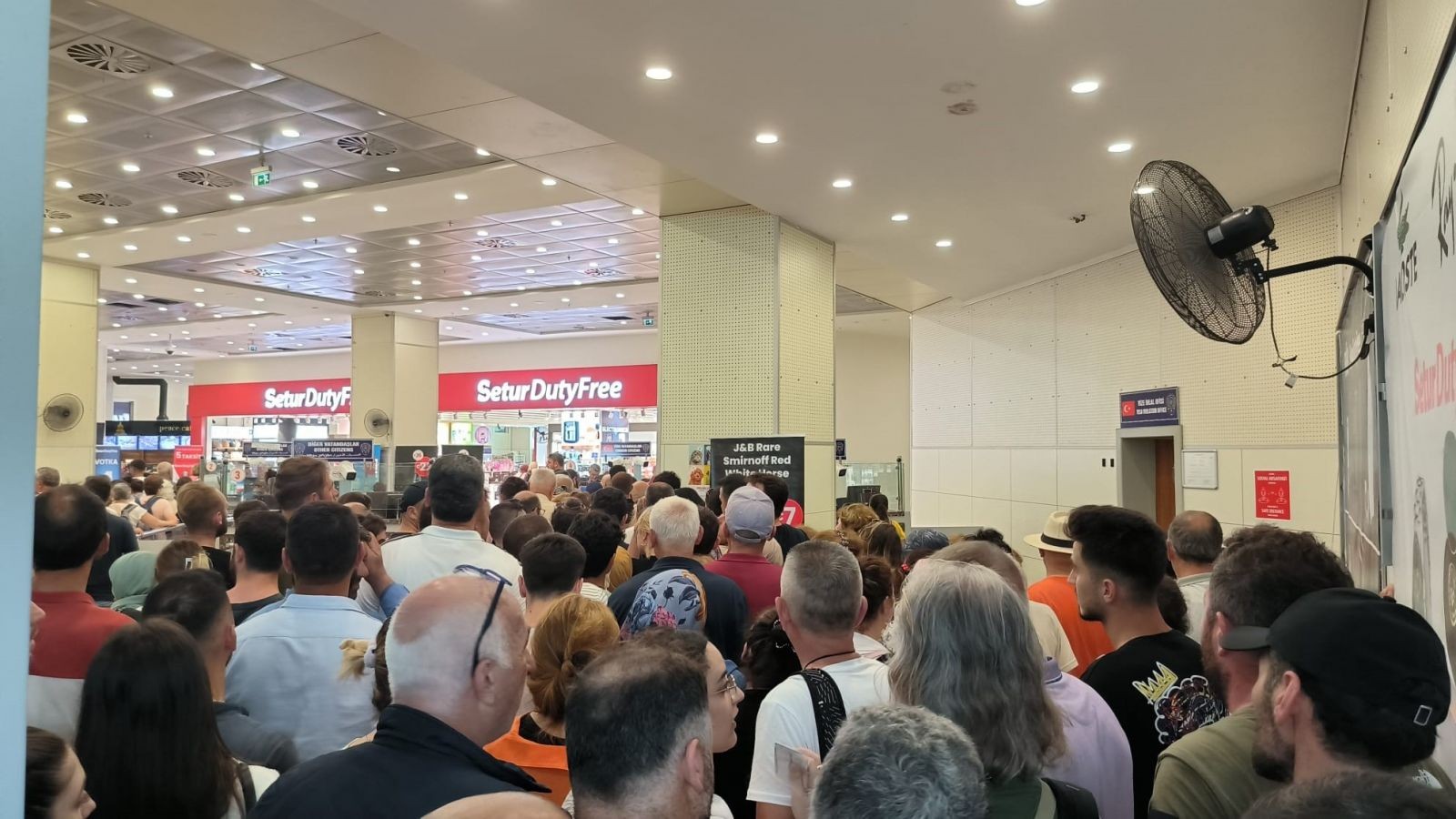 Gürcistan'a çıkan sınır kapısında 'cep telefonu kayıt harcı zammı' yoğunluğu: Haberi duyan soluğu orda aldı - Resim: 2