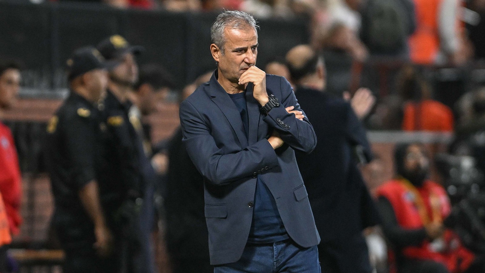 Fenerbahçe Teknik Direktörü İsmail Kartal'a yabancı cisim isabet etti