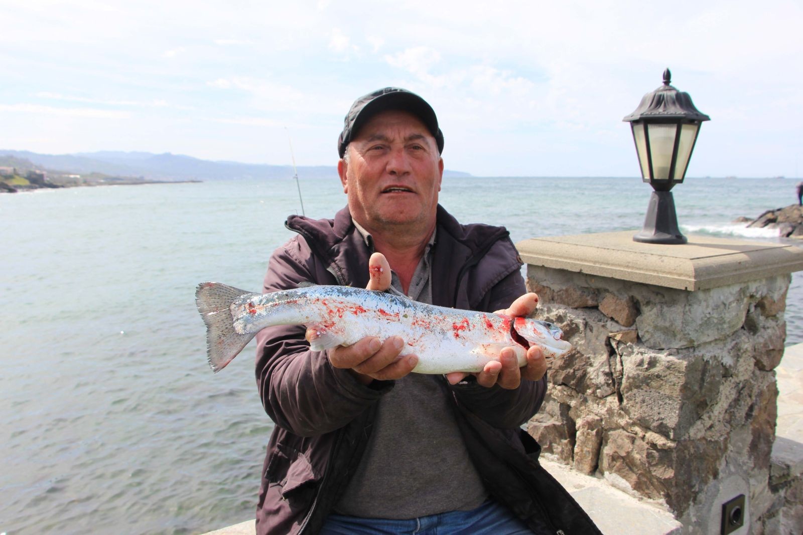 Somon kafesleri yırtıldı, oltasını alan sahile koştu - Resim: 4