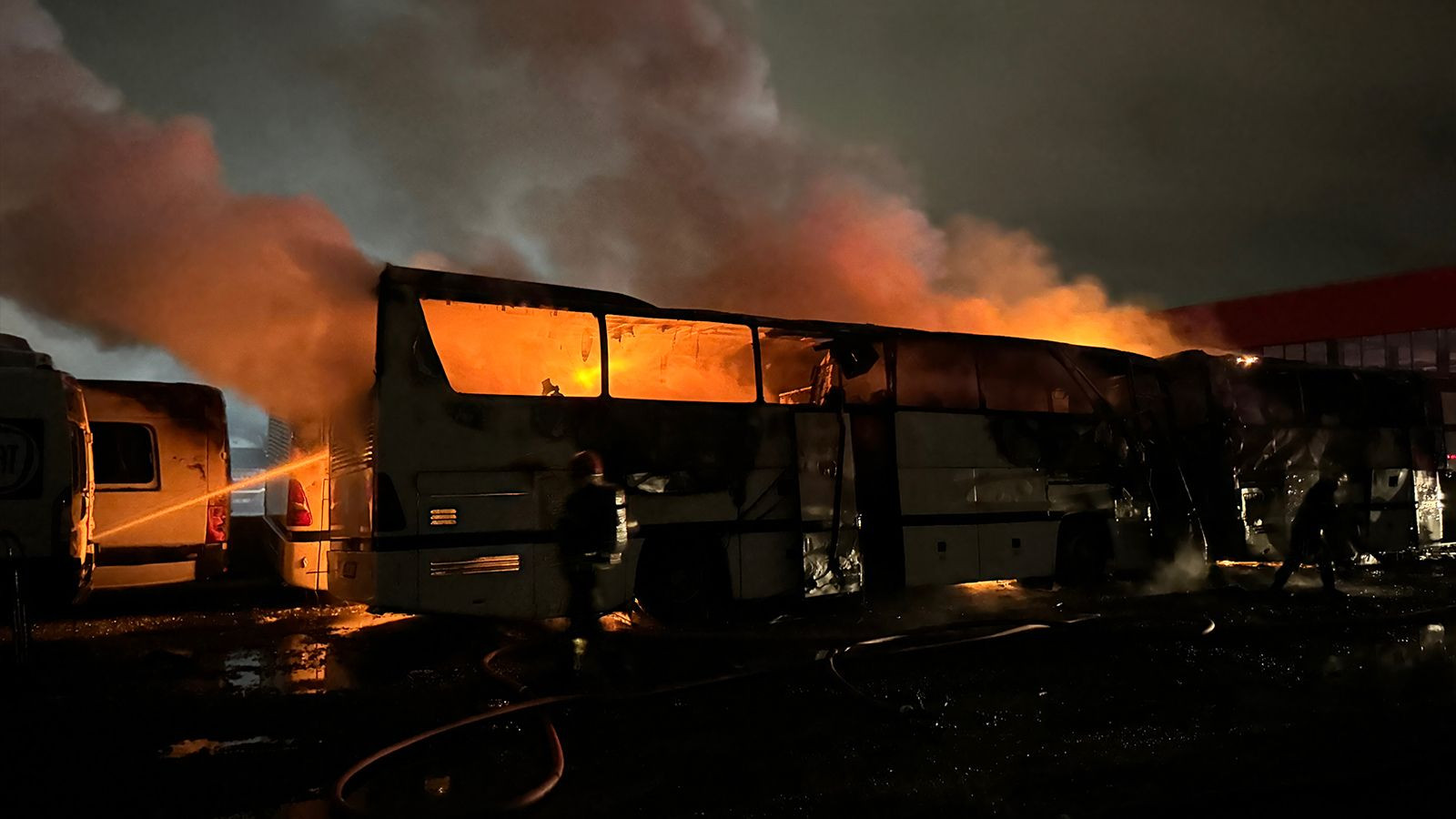 Otoparkta yangın! 15 toplu taşıma aracı küle döndü - Resim: 9