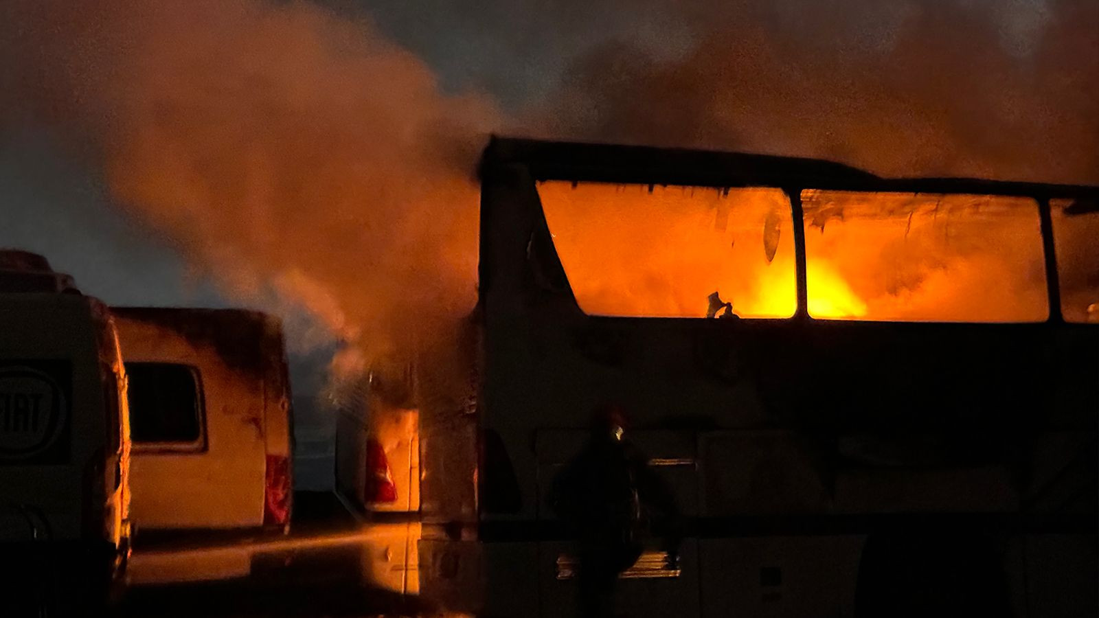 Otoparkta yangın! 15 toplu taşıma aracı küle döndü - Resim: 18