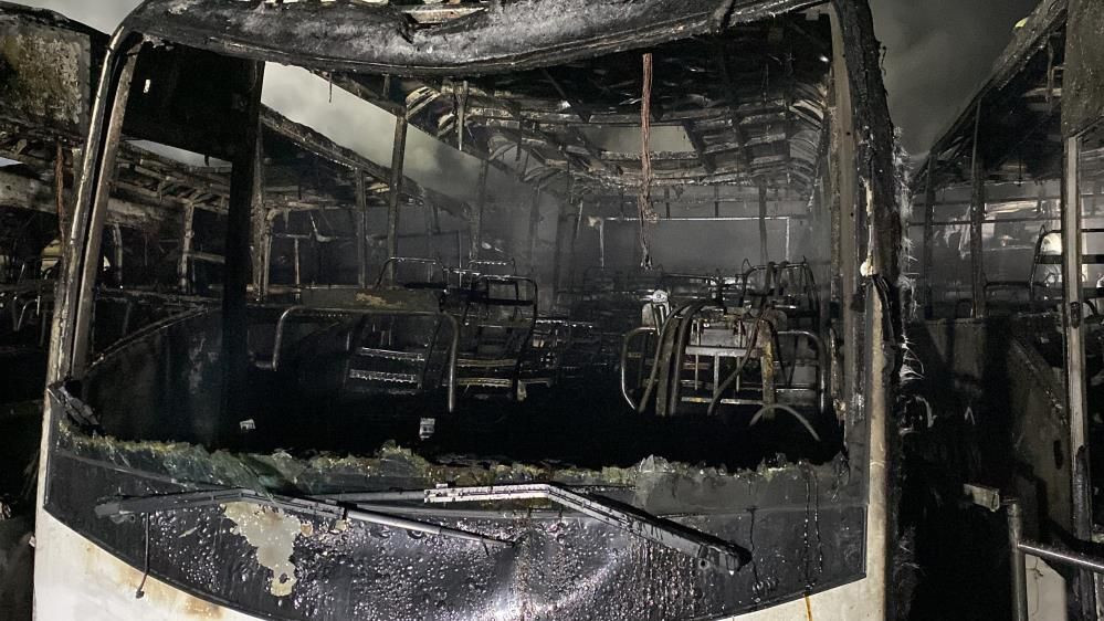 Otoparkta yangın! 15 toplu taşıma aracı küle döndü - Resim: 15