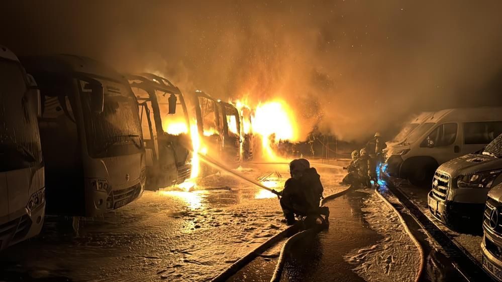 Otoparkta yangın! 15 toplu taşıma aracı küle döndü - Resim: 12