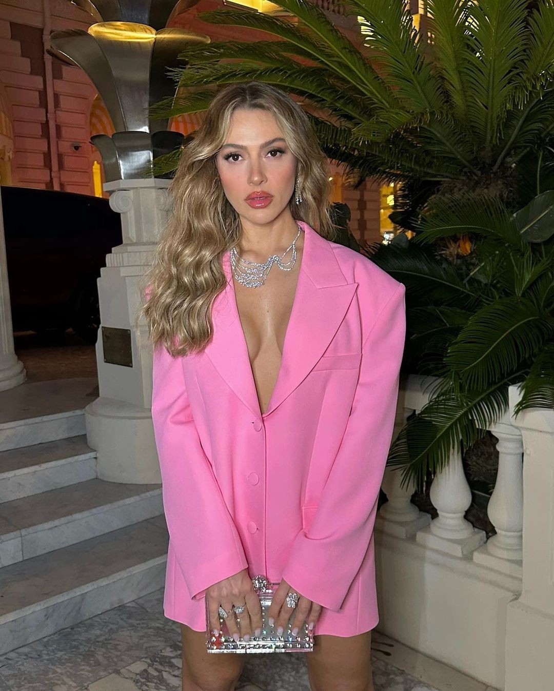 Hadise canlı yayında soyundu