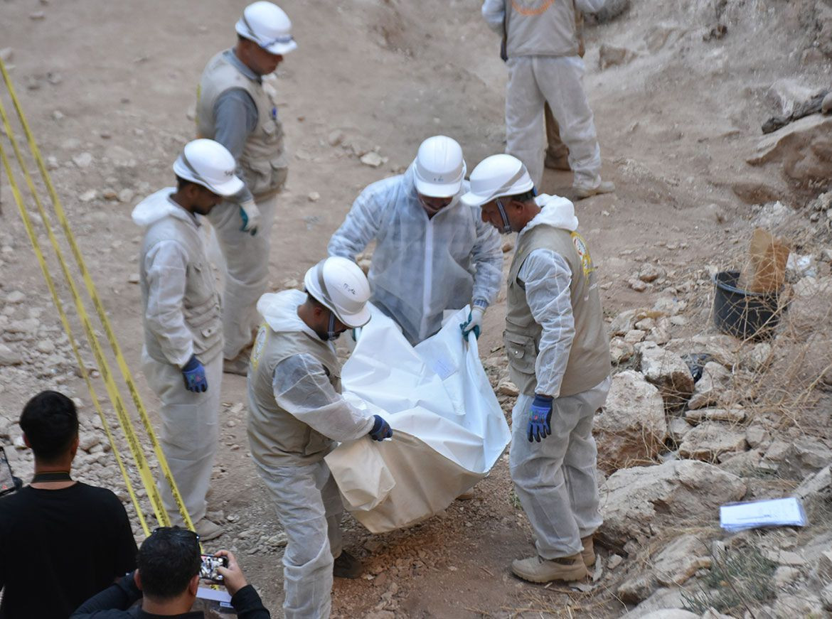 'Katliam kuyusu'ndan cesetler çıkarılıyor: Dünyayı dehşete düşüren fotoğraflar - Resim: 8
