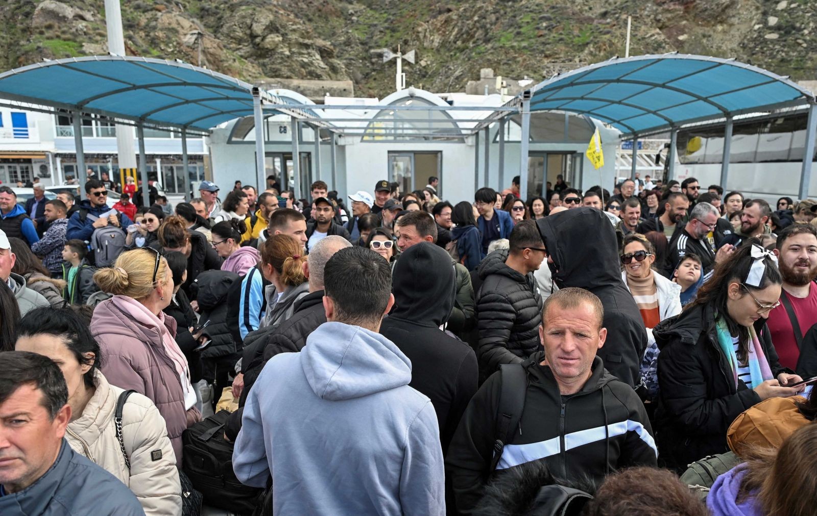 Adadan büyük kaçış: Ek uçak seferleri kondu, gemiler art arda kalkıyor 9 Ege'deki depremlerin ardından adadan büyük kaçış: Ek uçak seferleri kondu, gemiler art arda kalkıyor - Resim: 16