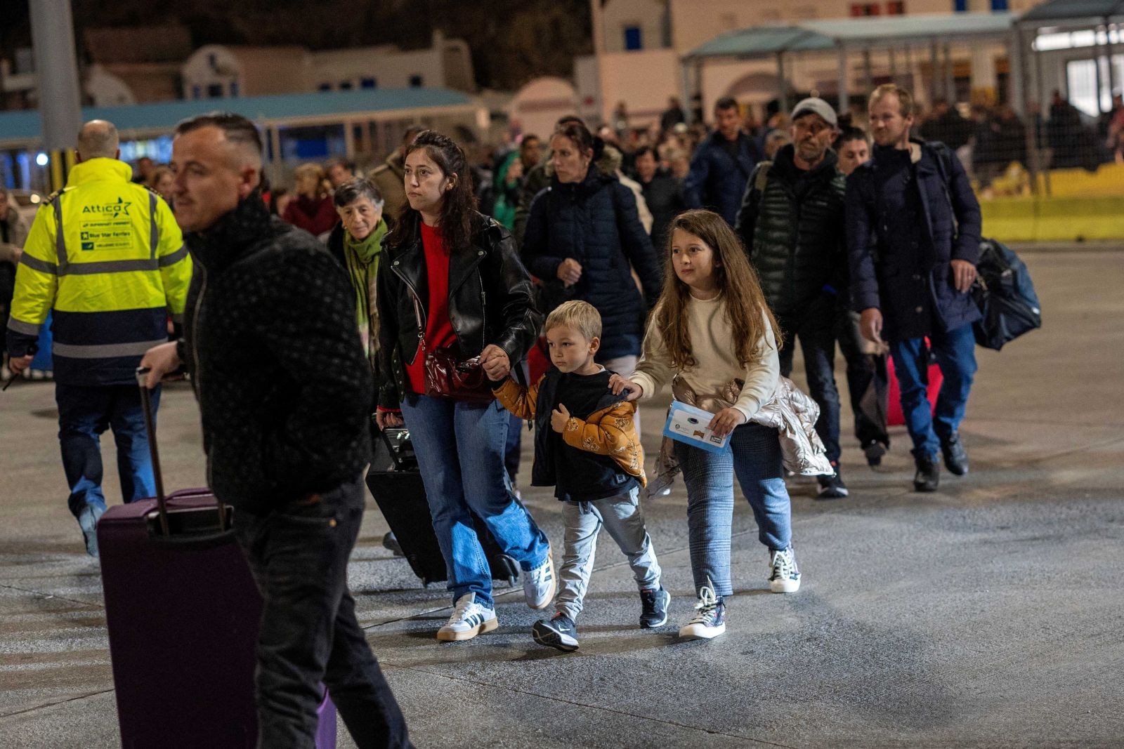 Adadan büyük kaçış: Ek uçak seferleri kondu, gemiler art arda kalkıyor 6 Ege'deki depremlerin ardından adadan büyük kaçış: Ek uçak seferleri kondu, gemiler art arda kalkıyor - Resim: 9