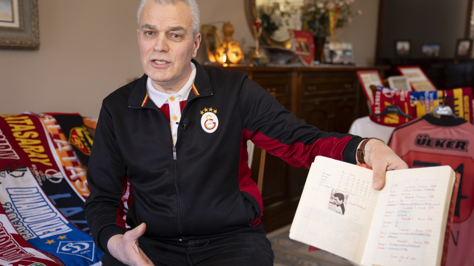 Galatasaray taraftarı, 50 yılda 882 maça giderek futbolun arşivini tuttu Galatasaray taraftarı, 50 yılda 882 maça giderek futbolun arşivini tuttu