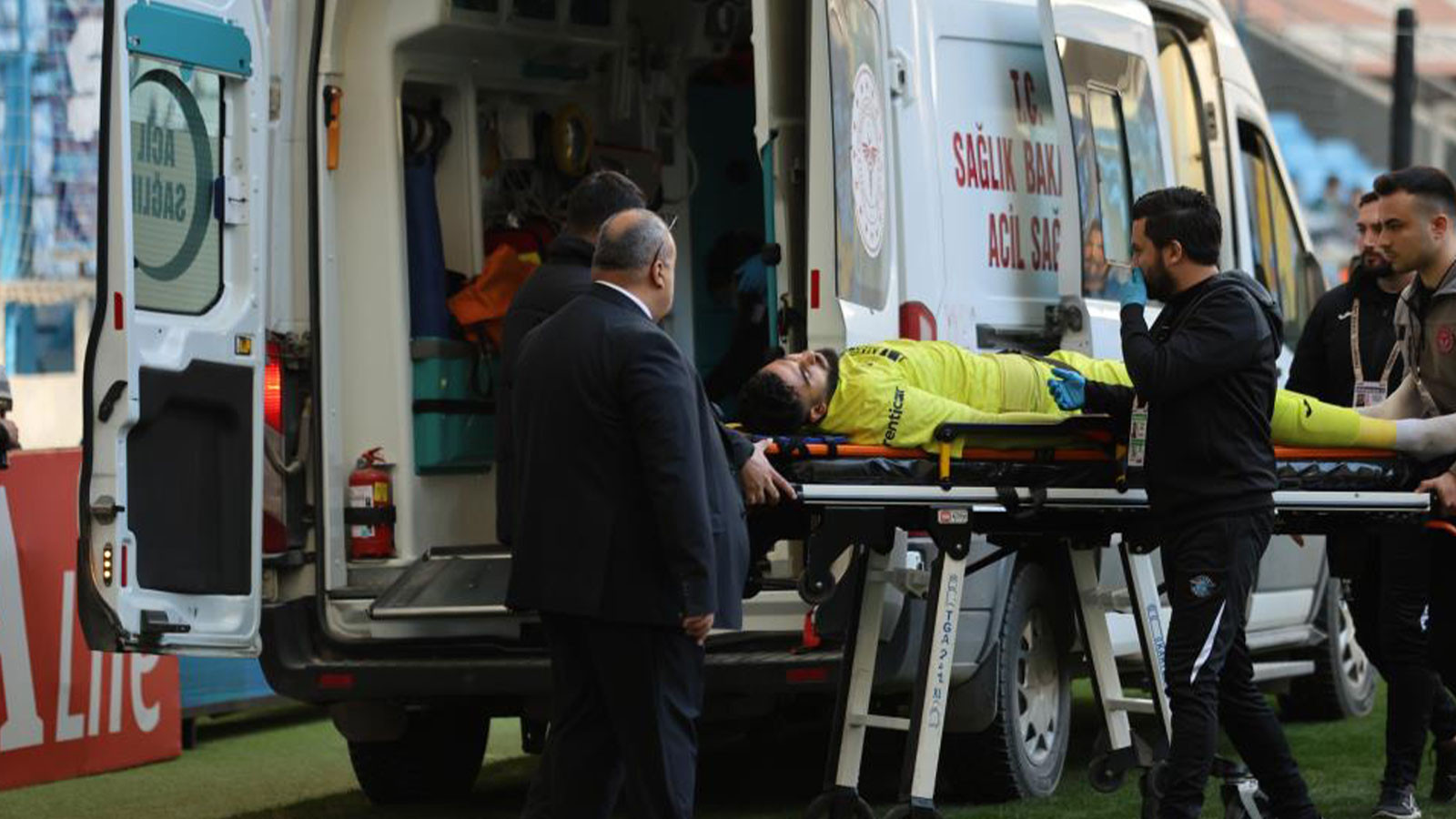 Ensesine darbe aldı! Adana Demirspor kalecisi ambulansla hastaneye kaldırıldı