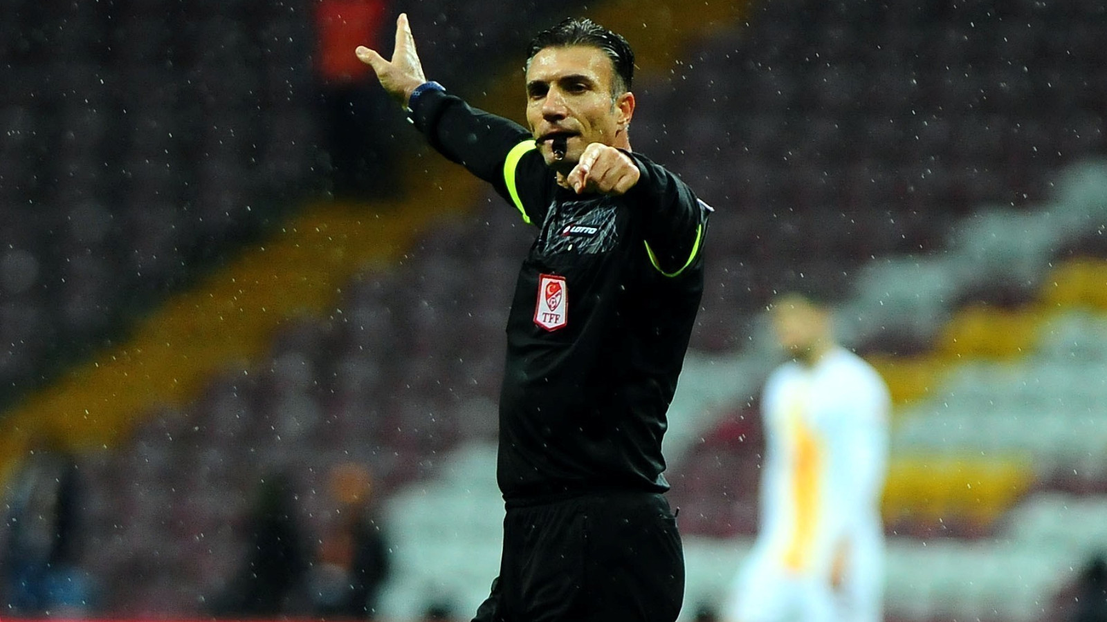 Futbolda kurallar değişiyor, hakem elle geriye doğru sayacak! Futbolda kurallar değişiyor, hakem elle geriye doğru sayacak!