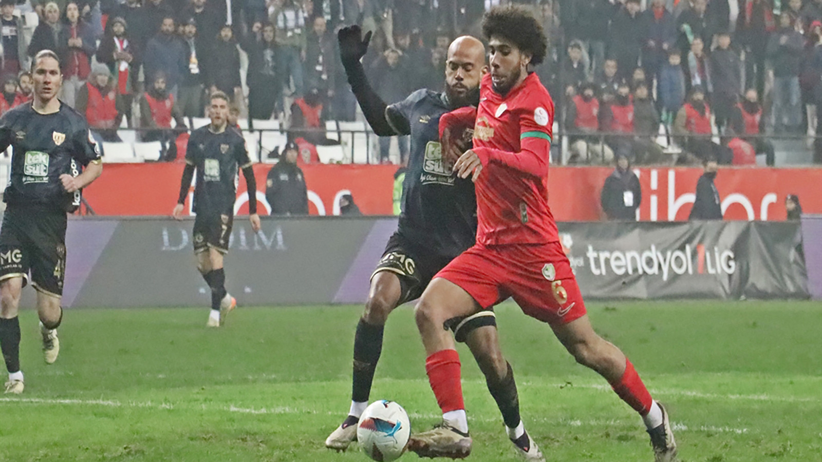 Amedsporlu futbolcu Yohan Cassubie'nin kullandığı otomobil ile motosiklet çapıştı: 1 ağır yaralı Amedsporlu futbolcu Yohan Cassubie'nin kullandığı otomobil ile motosiklet çapıştı: 1 ağır yaralı