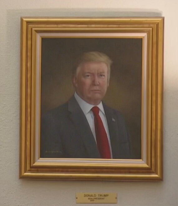 Trump, beğenmediği portresinin kaldırılmasını talep etti - Resim : 1