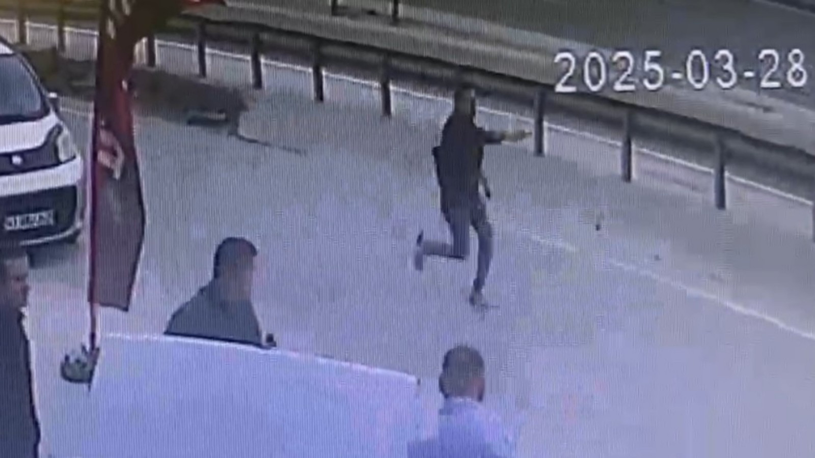 Alacak verecek meselesi nedeniyle husumetlisinin iş yerine ateş açtı