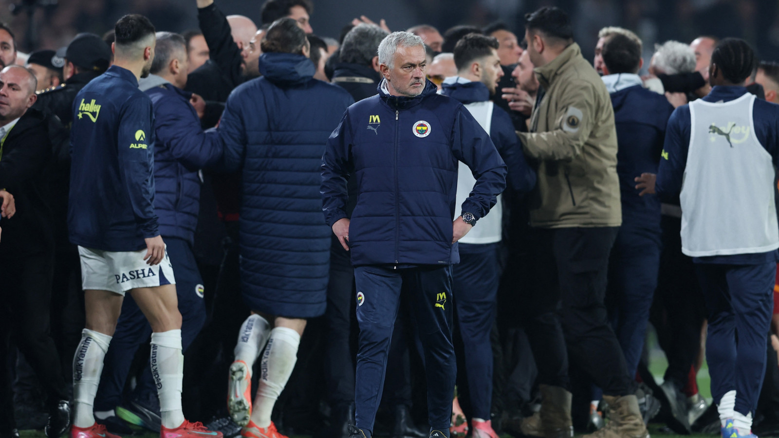 "Mourinho yine hayal kırıklığına uğratmadı", İtalyan basınında 'burun sıkma' olayı