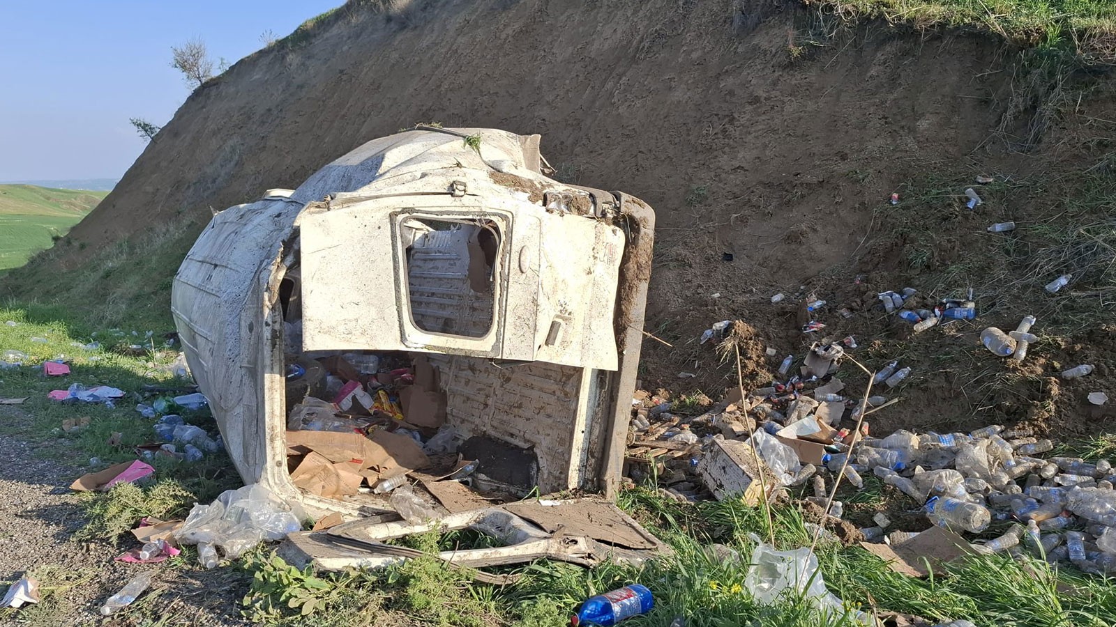 Kontrolden çıkan minibüs yan yattı: 23 yaşındaki şahıs hayatını kaybetti thumbnail