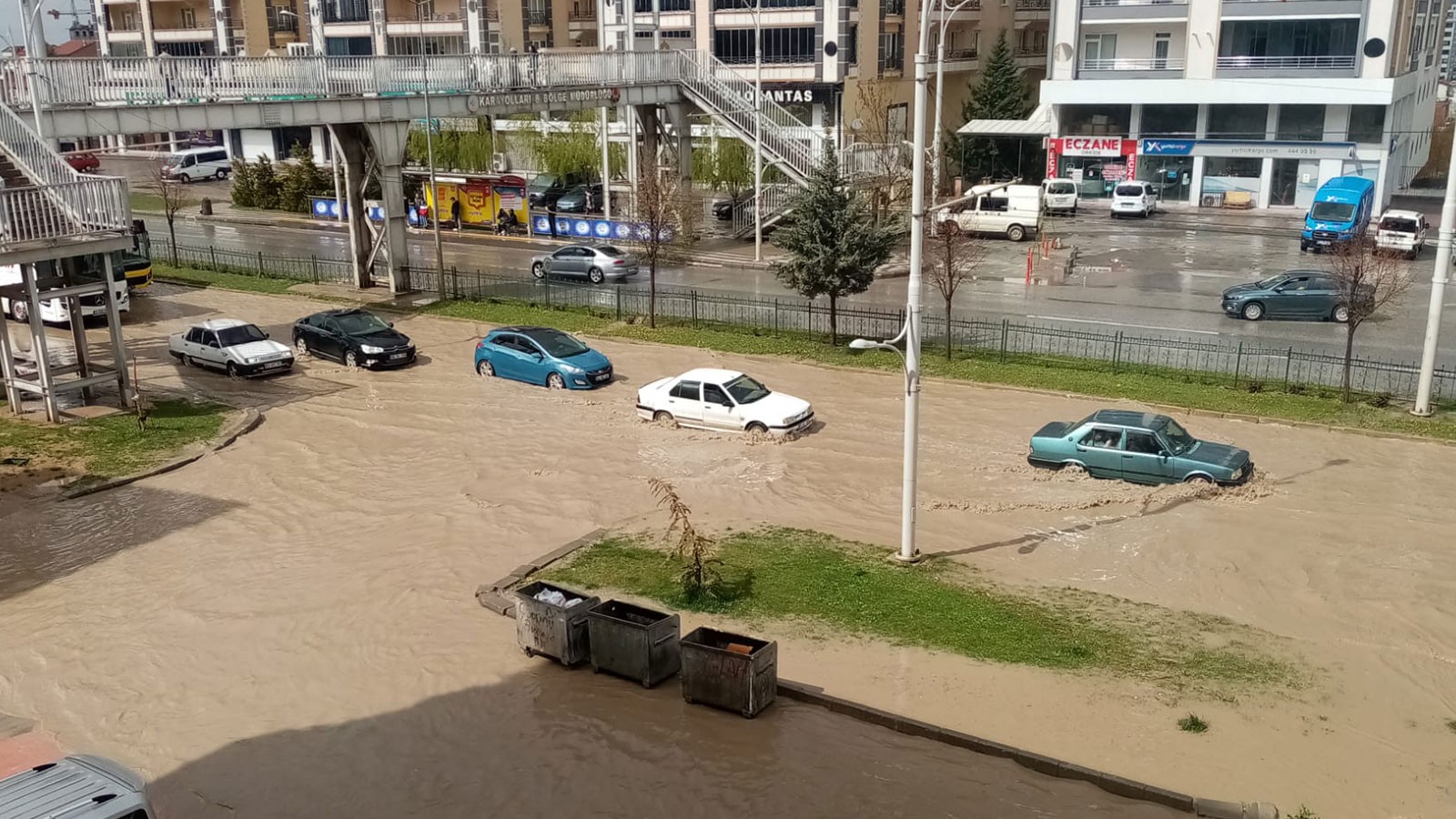 İstanbul, Ankara dahil ülke genelinde kuvvetli sağanak uyarısı thumbnail