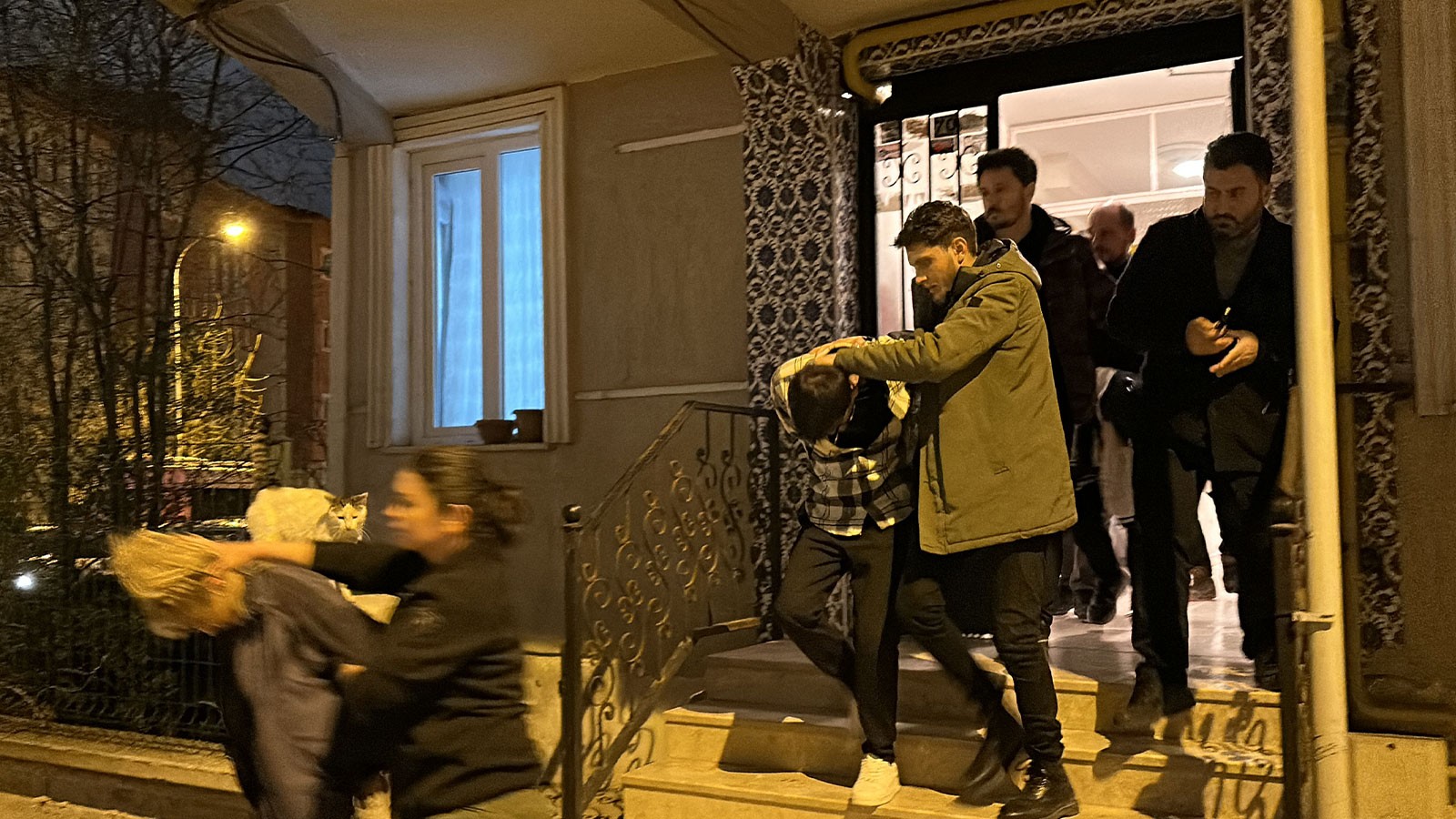 Polisi görünce kaçıp, kendisini eve kilitledi: 3 gözaltı thumbnail
