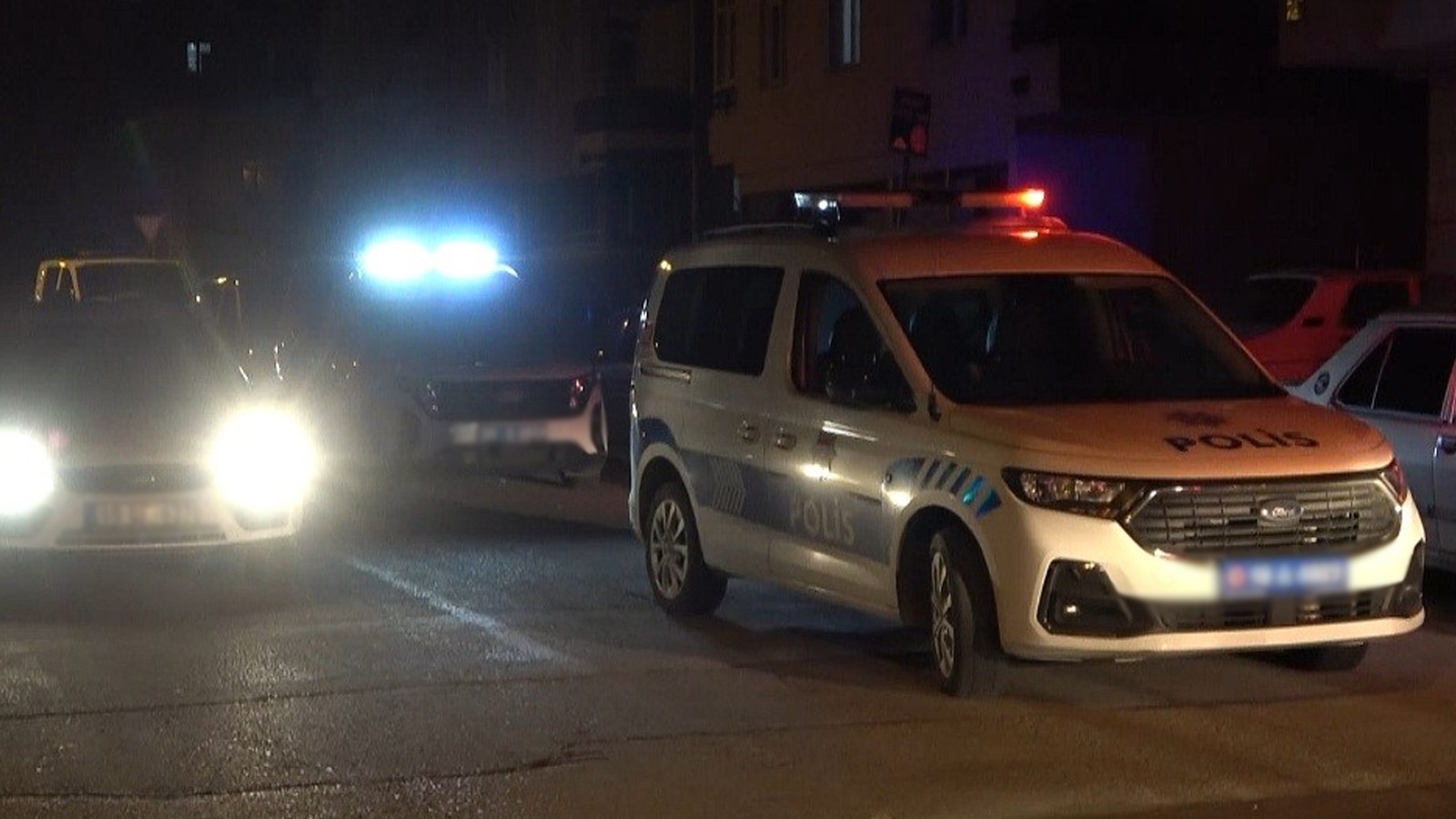 5 katlÄ± binanÄ±n Ã§atÄ±sÄ±ndan atlayan 19 yaÅÄ±ndaki kadÄ±n aÄÄ±r yaralandÄ±