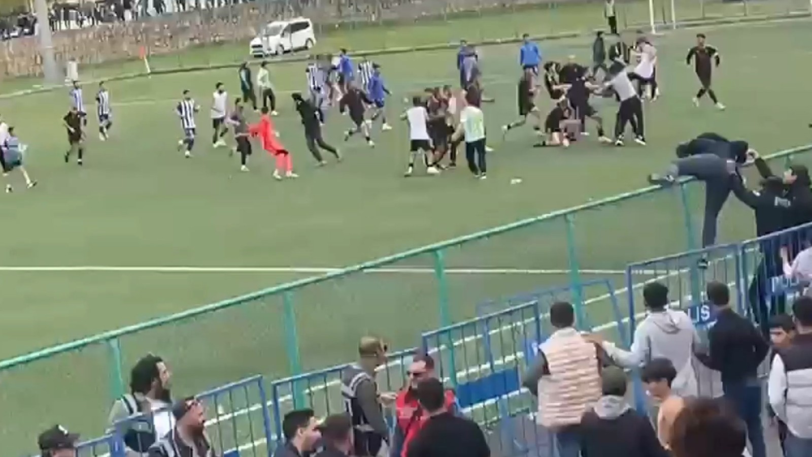 Bölgesel amatör maç sonrası futbolcuların kavgasına taraftarlar da karıştı! Polisten müdahale thumbnail