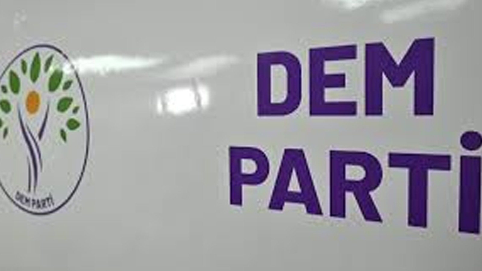 DEM Parti'den, CHP Genel Başkanlığına seçilen Özgür Özel'e tebrik telefonu thumbnail