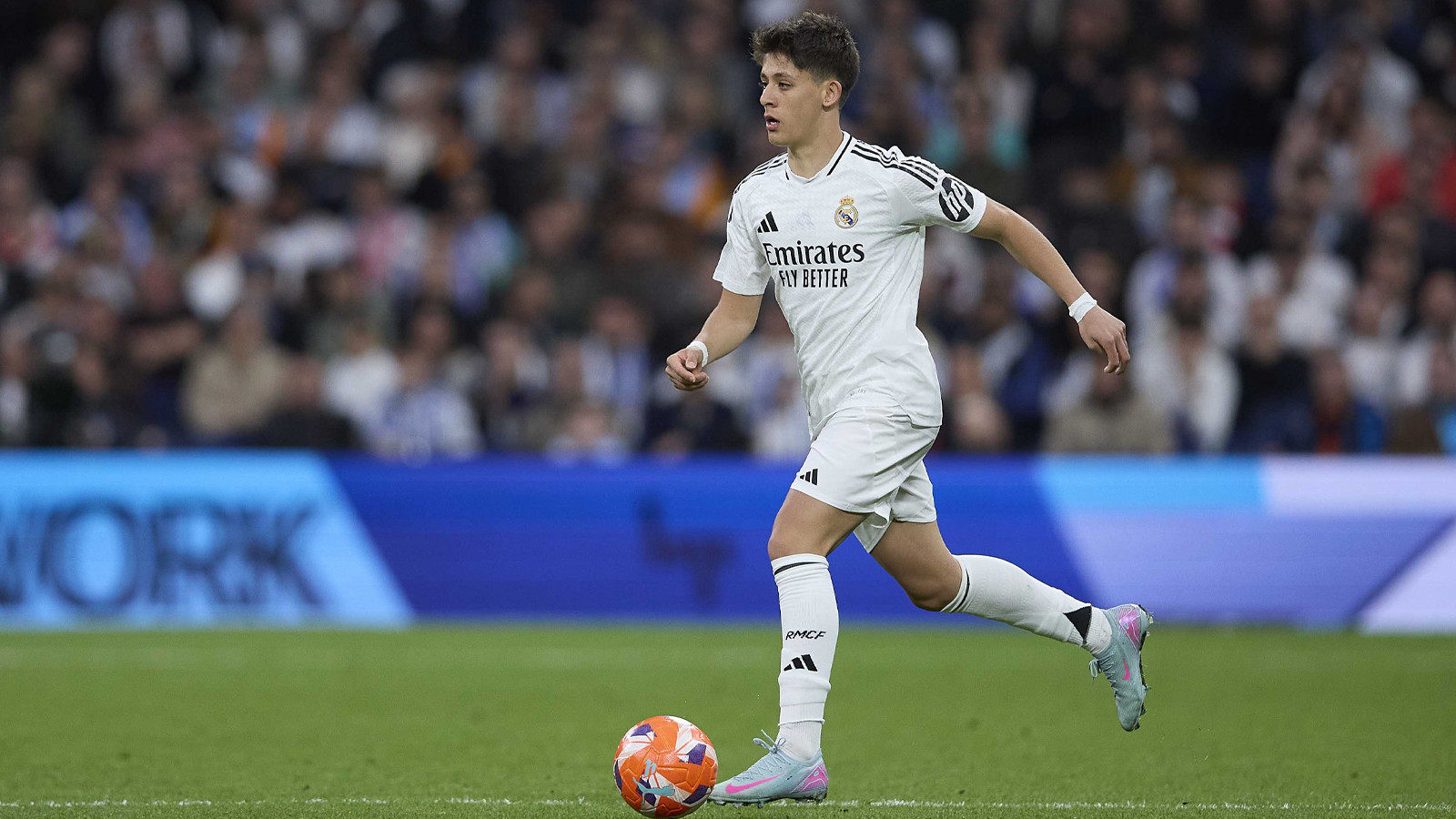 Real Madrid kafilesi Arsenal maçı için İngiltere’ye gitti! Arda Güler’in yanındaki isim dikkat çekti Real Madrid kafilesi Arsenal maçı için İngiltere’ye gitti! Arda Güler’in yanındaki isim dikkat çekti