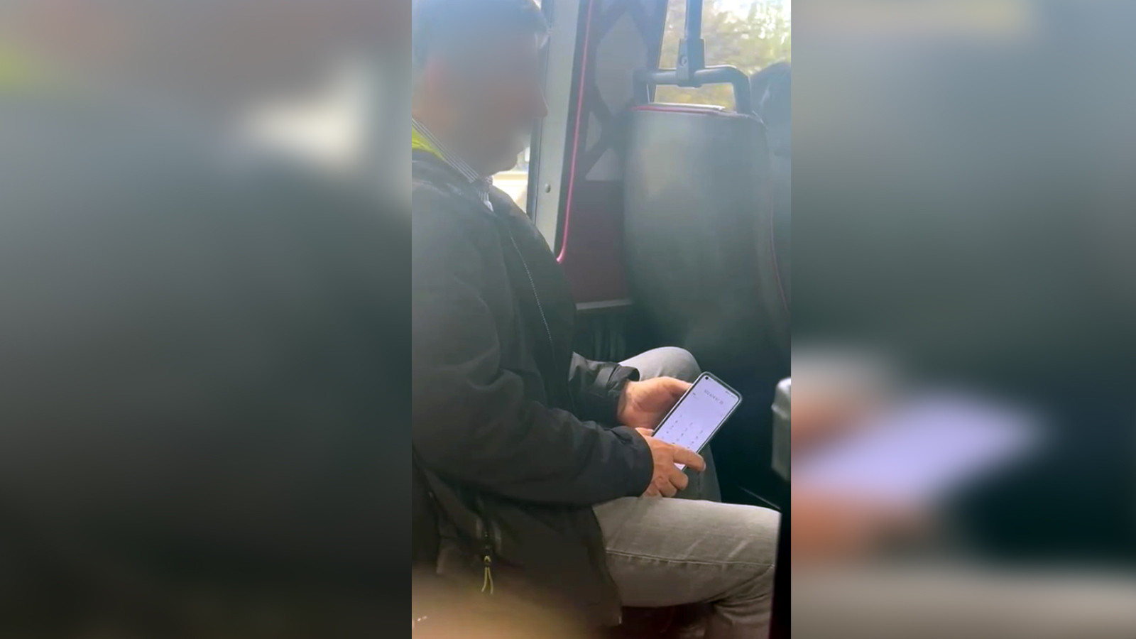 Ankara’da minibüste bir genç kızı taciz eden sapık yakalandı Ankara’da minibüste bir genç kızı taciz eden sapık yakalandı